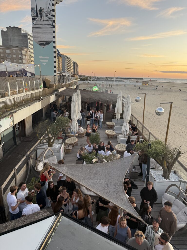 Terras van Ibiza Beach bij zonsondergang aan de Zeedijk