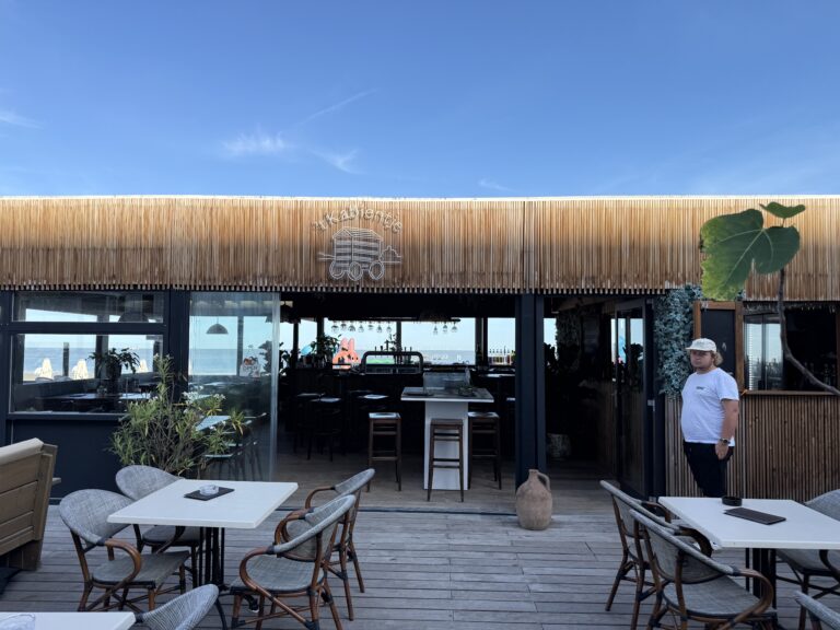 Terras van 't Kabientje met rieten luifel en zicht op zee