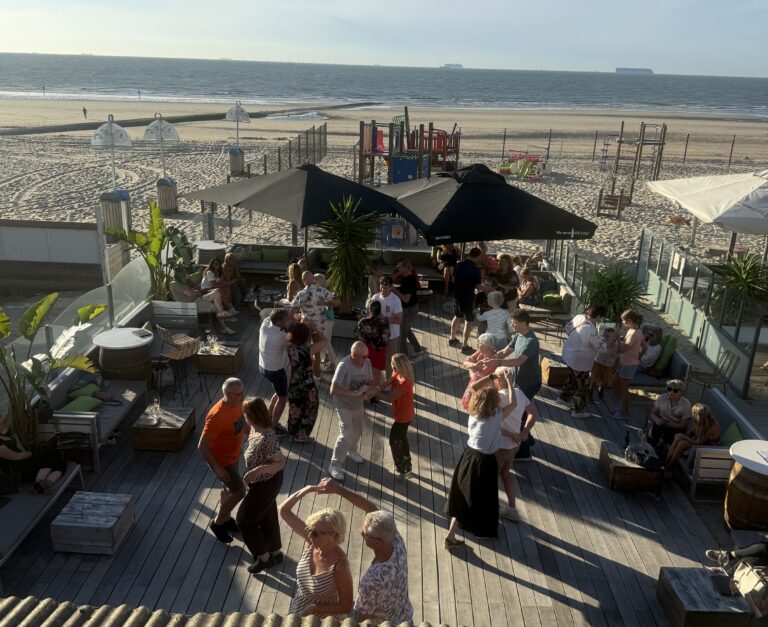 Zonnig terras van Havana Club aan het strand van Blankenberge