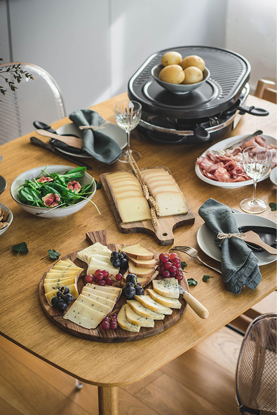 Raclette met gesmolten kaas, charcuterie en aardappelen