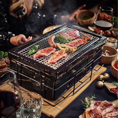 Vlees en groenten op de steengrill aan tafel